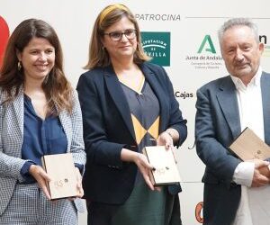 El editor Abelardo Linares, la catedrática Lola Pons y la Asociación Entre Amigos, Premios Feria del Libro de Sevilla 2022