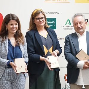 El editor Abelardo Linares, la catedrática Lola Pons y la Asociación Entre Amigos, Premios Feria del Libro de Sevilla 2022