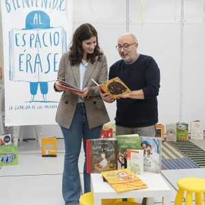 Los libros de espacio ÉRASE vuelan a Pino Montano y San Jerónimo con Save the Children